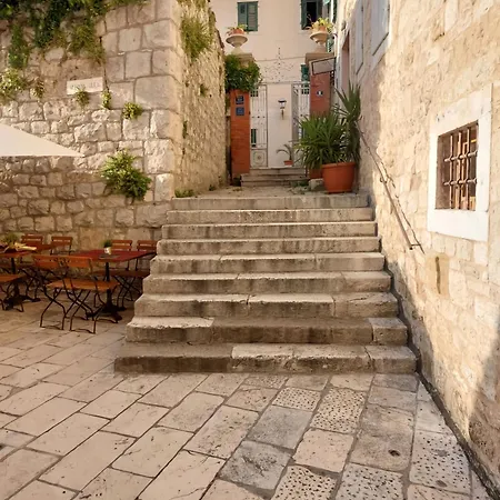 Sunny Terrace 아파트 *